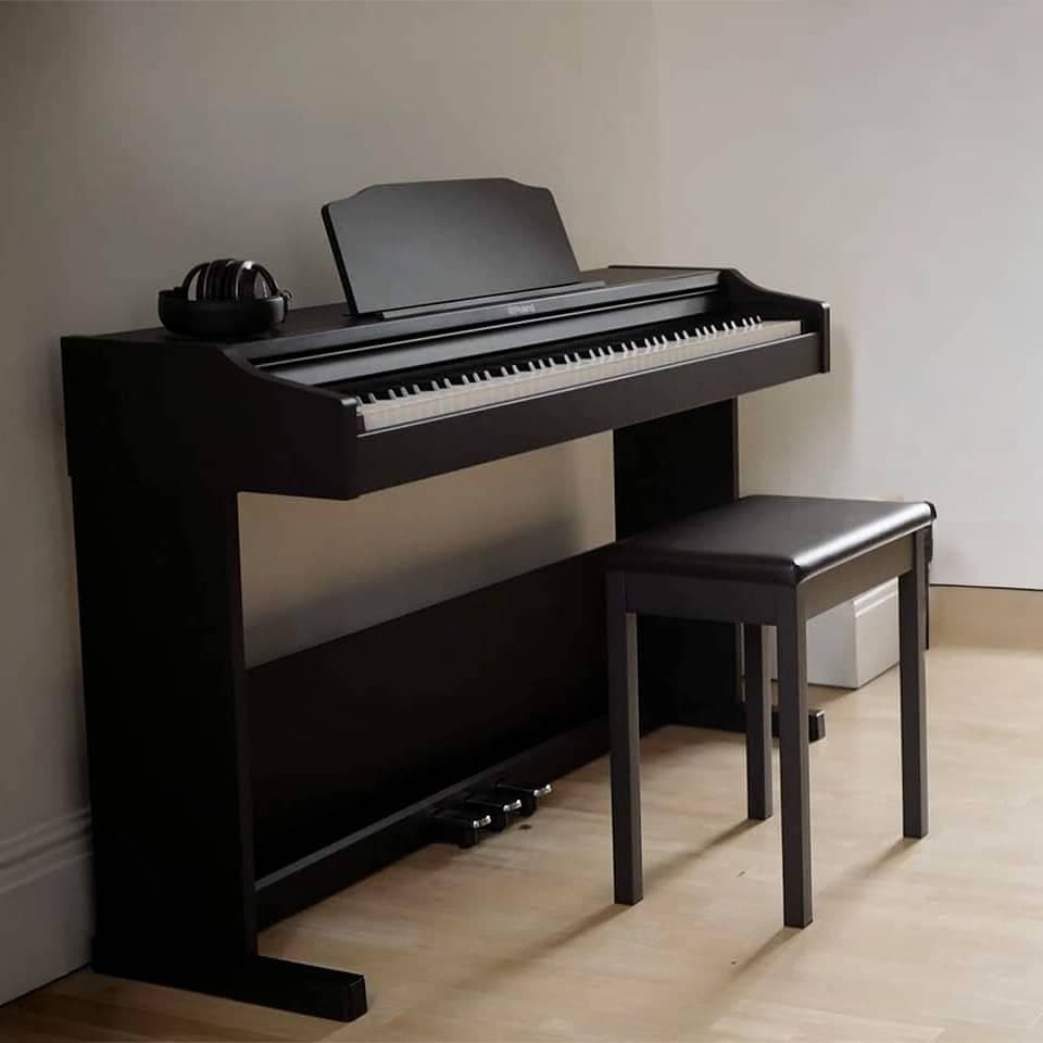 Le Piano Numérique Roland RP-107 est-il le meilleur pour débuter ?