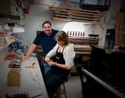 Rencontre avec Elias, chef d’atelier du Centre Chopin qui nous parle des pianos d’occasion