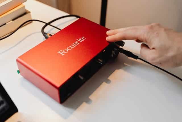 Carte son pour home studio : Focusrite Scarlett 2i2 vs Universal Audio Volt 2
