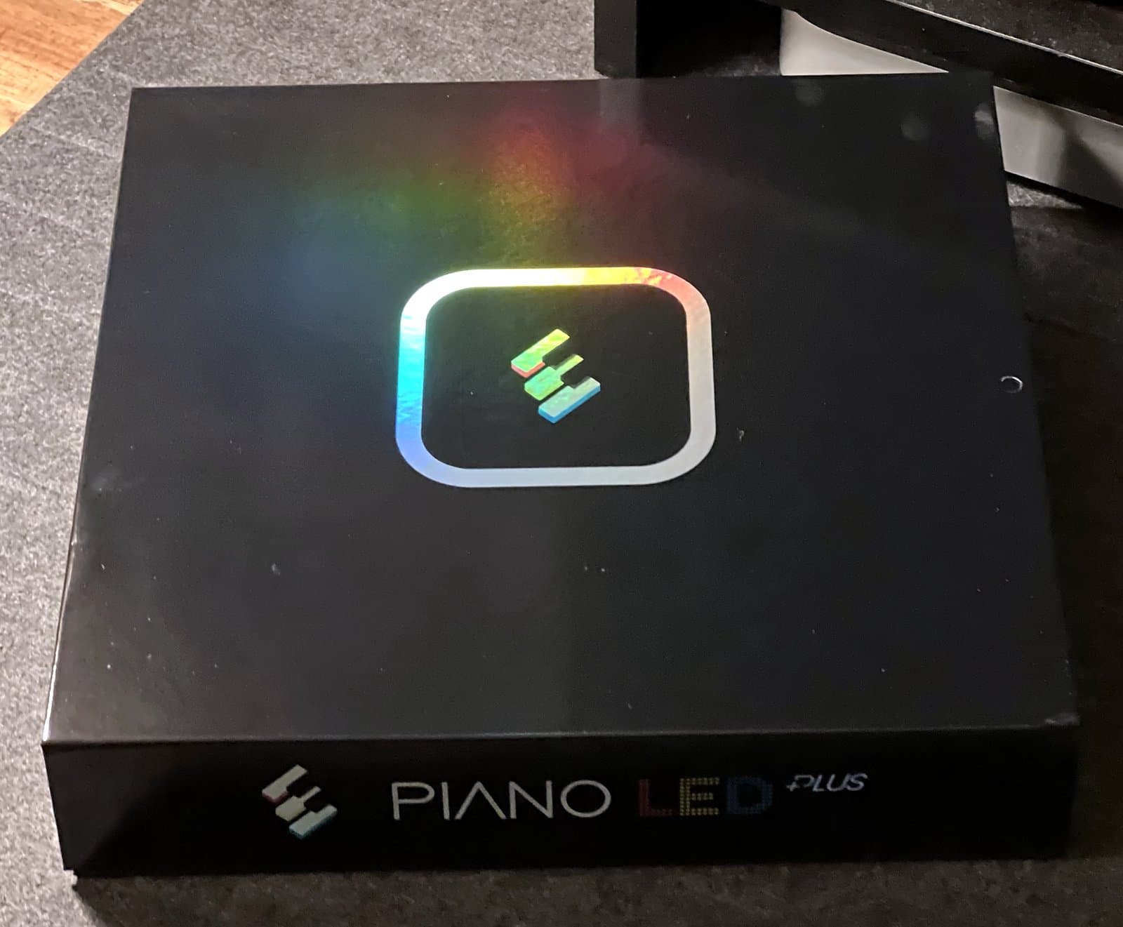 Boîte du Piano LED Plus posée sur un bureau