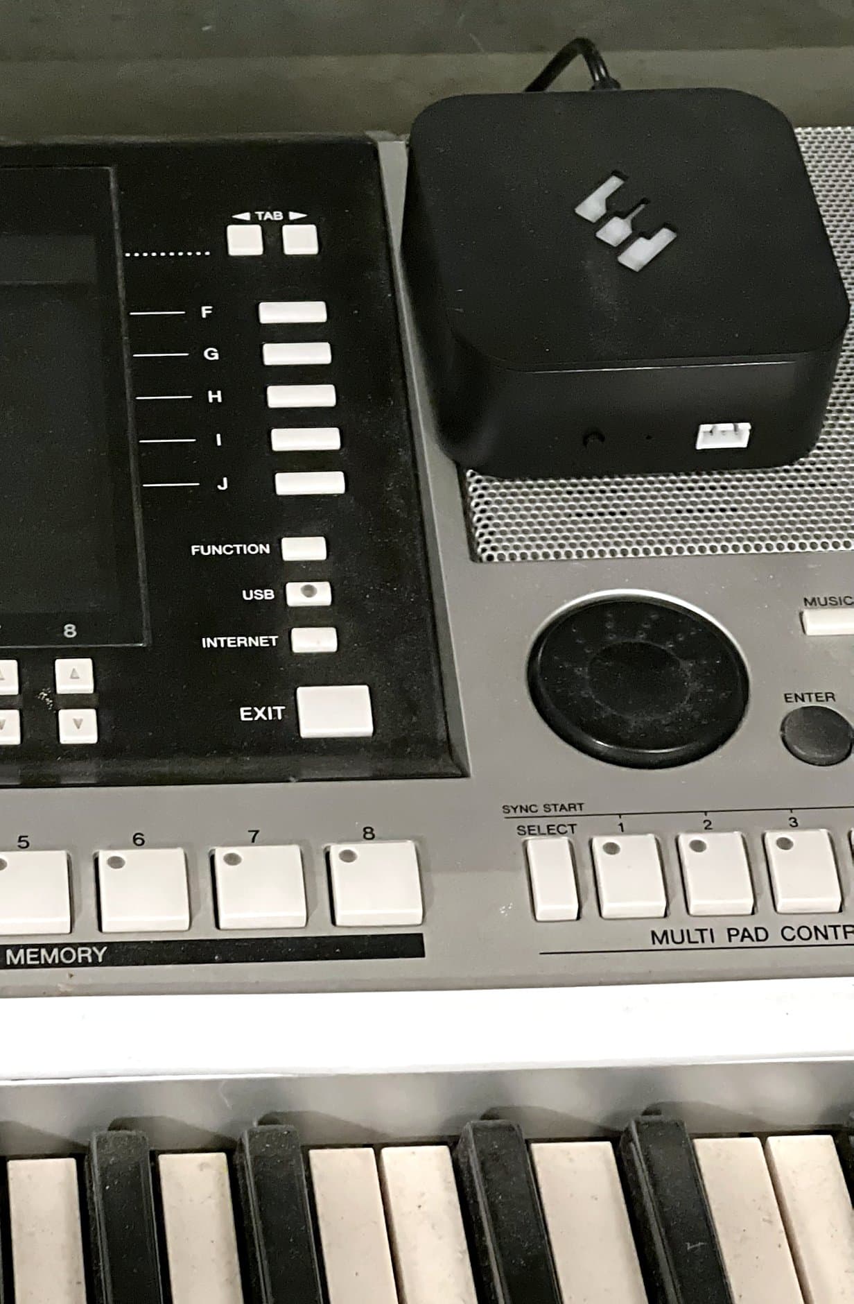 Boîtier Piano LED Plus vu côté connectique, sur le clavier